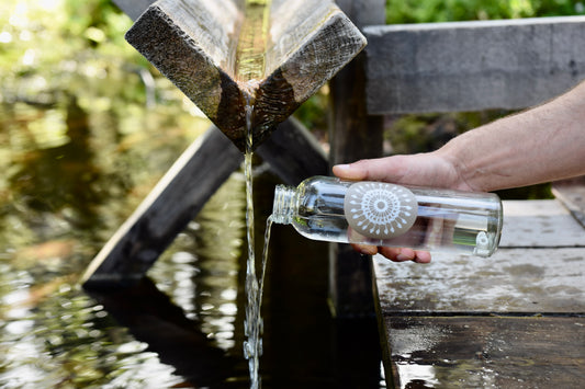 Vattenflaska i glas med handtag