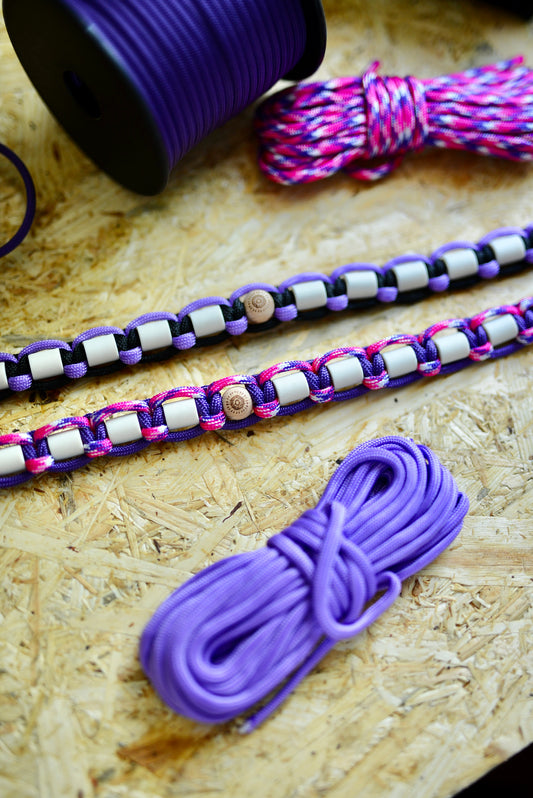 DJURHALSBAND LJUSLILA/SVART