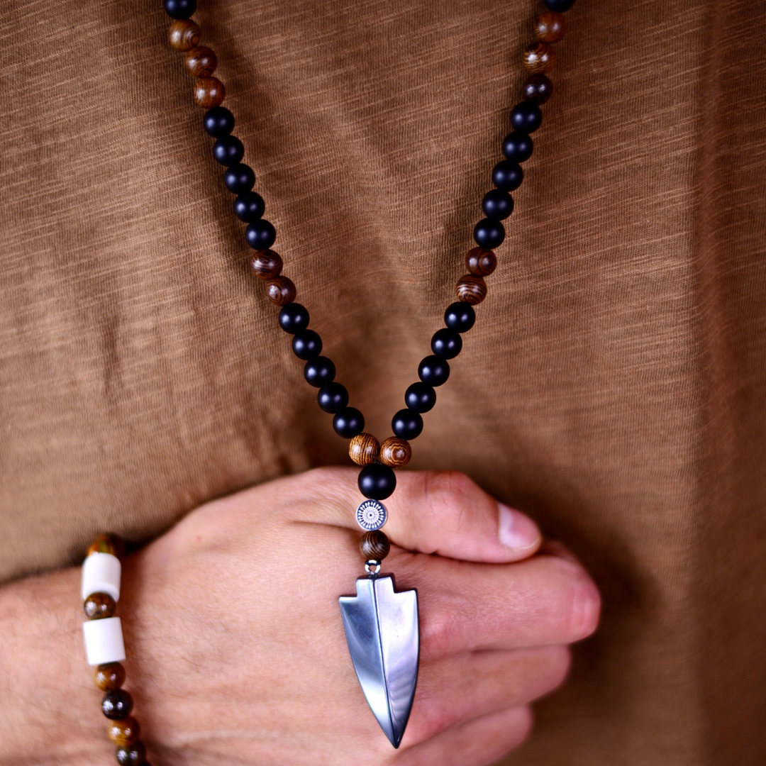 Halsband Pil med naturpärlor