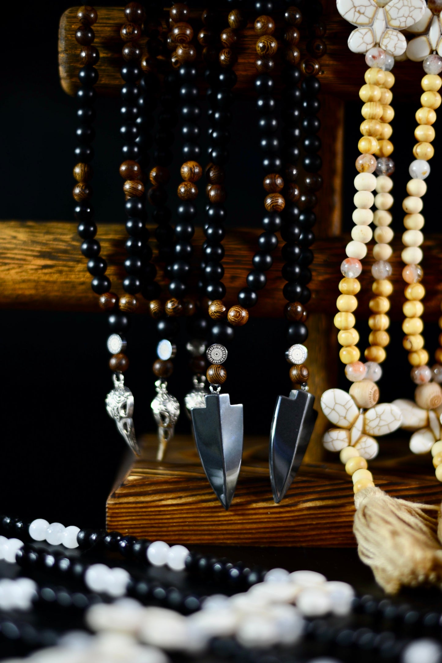 Halsband Pil med naturpärlor